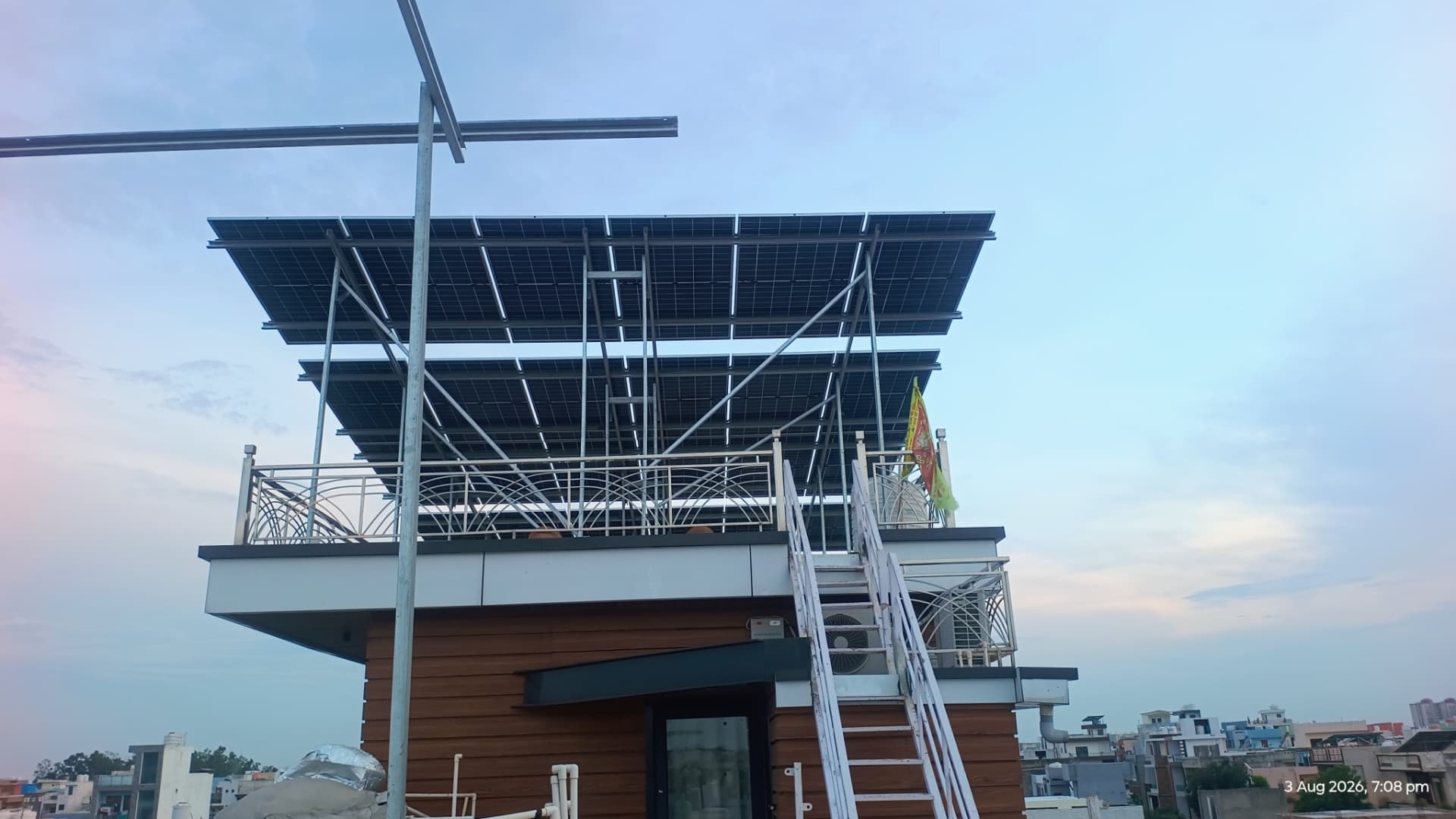 Rooftop solar installation on a warehouse facility